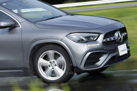 「メルセデス・ベンツGLA」を用いて、ワインディングロードを模したウエットハンドリング路を走行。このステージでは「プライマシー5」(写真)と、従来型となるSUV向けの「プライマシーSUV+」との比較試走を行った。装着サイズはいずれも235/55R18。