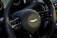 ステアリングホイールのスポーク部には、運転支援システムやインフォテインメントシステムのスイッチ類が並ぶ。