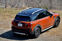 ボディーカラーは、テスト車の「チェスナット・ブラウン・ソリッド」を含む全7色。ブラック(写真)またはホワイトのルーフカラーが組み合わされる。