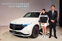 電気自動車の「メルセデス・ベンツEQC」と、新たにメルセデス・ベンツ日本によるサポートが発表されたプロゴルファーの稲見萌寧選手(左)、メルセデス・ベンツ日本の上野金太郎社長(右)。