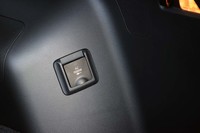 荷室のサイドにはAC100Vのコンセントが用意されている。1500W対応なので電子レンジなども使える。