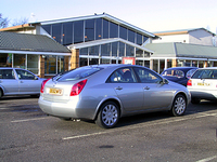 モーターウェイ途中のサービスエリアで。古いジャガーMkIIがいた。それにしても、この方がセダンよりも個性的だと思う。