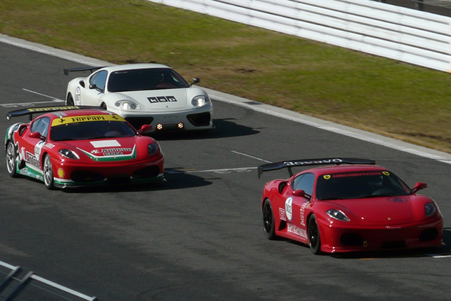 日本にもサーキットイベントは数あれど、「オートカー ジャパン フェスティバル」の特徴は、その中でも特にエントラントが「本気」なところ。お値段4ケタ万円のスーパーカーだろうが、希少なヒストリックカーだろうが、皆アクセル全開で富士スピードウェイの本コースをとにかく攻める。写真は新旧フェラーリによるレース「スクーデリア・トロフィー」の様子。