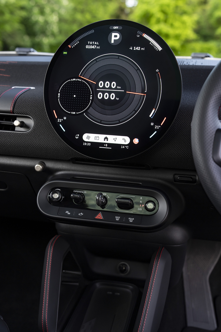 ダッシュ中央には円形の有機LEDディスプレイを装備。その下にはメカニカルスイッチがわずかに残されており、BEVながらひねるタイプのスタート/ストップスイッチを採用している。