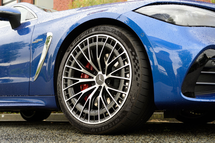 タイヤは19インチが標準で、この20インチはオプションの「レザーエクスクルーシブパッケージ」に含まれている。