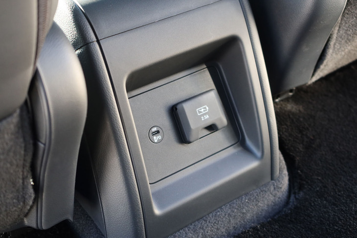 ホンダ・オデッセイe:HEVアブソルート・EXブラックエディション 純正アクセサリー装着車(USB PDチャージャー)