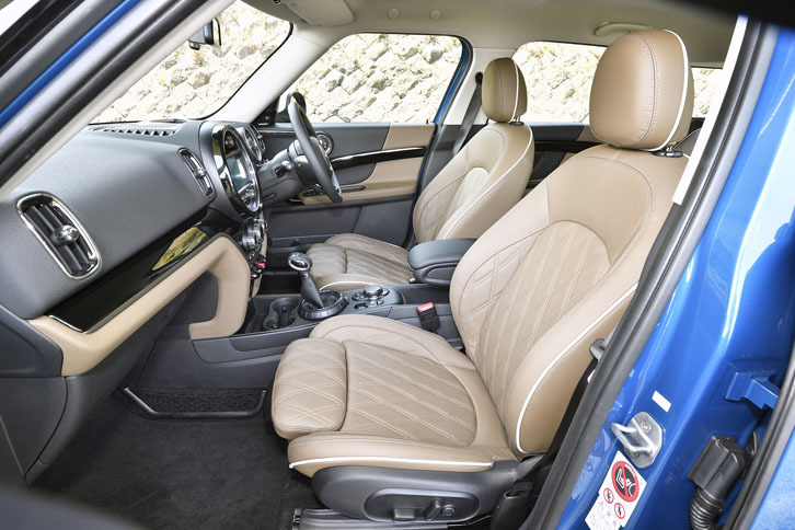 試乗車にはダイヤモンドステッチが施された豪華な「レザー・チェスター」のオプションシート(43万7000円)が装着されていた。
