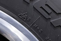 過酷な積雪・凍結路面を走行する場合はスタッドレスタイヤを推奨するが、255/70R18サイズの「ディスカバラー ラギッド トレック」にはスノーフレークマークが刻印されており、冬用タイヤ規制が実施されていても走行が可能となる。