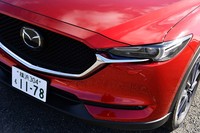 オートレベリング機能付きのLEDヘッドランプは、全車標準装備。文中にもあるヘッドランプウオッシャーは4WD車のみに与えられる。