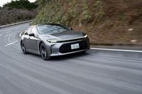 パワートレインは従来のトヨタ式ハイブリッドの出力をさらに4段ATで変速する「マルチステージハイブリッド」。先代モデルやレクサスの「LS」「LC」でも使う機構だが、2.5リッターエンジンとの組み合わせが新しい。