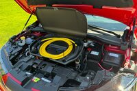 ボンネットの下には充電ケーブルをしまえるスペースが。充電に要する時間は、Mode3の普通充電(11kW)で5時間45分。100kWのDC急速充電器を使うと、残量20%の状態から27分で80%まで回復できる。(写真:嶋田智之)