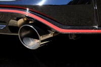 チタン製らしい軽快で心地よい音色が魅力のスポーツチタンマフラー。大幅な軽量化にも寄与する一品だが、人気かつ職人の手づくりによる商品だけに、多くのバックオーダーを抱えているという。