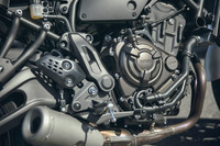 688ccの直列2気筒エンジンについては、デイリーユースで使用頻度の高い、3000~6500rpmの回転域で大きなトルクを発生させることを重視。わずらわしいシフトダウンを必要としない操作性と、常用域での爽快な加速を実現している。