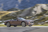 山岳路を快走する「コンチネンタルGTCスピード」。その車重はクーペ比で177kg増しの2636kgとなっている。