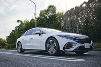 優れたエアロダイナミクスに寄与する紡錘(ぼうすい)形のフォルムは、「メルセデス・ベンツEQS」の特徴のひとつ。走行中はドアノブもドアパネル内に収納され、空力性能を向上させる。