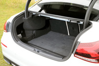 トランクルームの容量は全グレード共通で420リッター(VDA計測値)。後席には4:2:4の3分割可倒機構が備わる。
