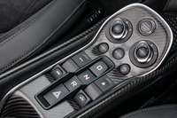 センターコンソールに備わるドライブモードセレクター。ハンドリング(サスペンション)とパワートレインに、それぞれ3種類の制御(ノーマル、スポーツ、トラック)が用意されており、またESCの制御もオン、ダイナミック、オフの3種類から選択可能となっている。