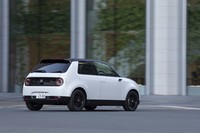 リアアクスルに搭載される駆動用モーターは最高出力136PS、最大トルク315N・mを発生。上位グレードの「アドバンス」よりも18PS抑えられている(トルクは同じ)。