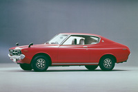 「バイオレット」の2ドアハードトップ。軽合金ホイール風デザインのホイールキャップなどもこの時代ならではのものだ。