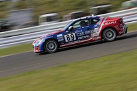 前戦の富士ラウンドでは、スタート直後の1コーナーでコントロールを失った他車に側突され、右ドアパネルが裂け、キャビンが見える(!)ほどのダメージを受けた池島選手。幸い、池島選手自身は打撲傷で済んだが、マシンの補修が間に合わず、今回は、いつも井口卓人選手がドライブしている#88を#89にコンバートしての参戦となった。