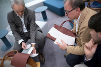 新しい人事に加え、組織体制の変更も、今回のデザイン改革の大きなトピックだ。既述のとおり、BMWブランドでは“小・中型車およびMモデル”向けと、“上級車種およびアルピナモデル”向けに、スタジオを分化。いっぽうカラー/マテリアルに関しては、全ブランドを横断するかたちで部署が統合された。写真は「コンセプト スピードトップ」のインテリア素材を吟味する、エイドリアン・ファン・ホーイドンク氏とデザインチームのメンバー。