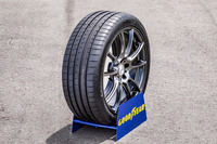 2019年11月の導入当初よりバリエーションが増え、現在は全35サイズで展開。いずれもオープン価格で販売される。写真は245/40R19サイズ。