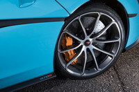 タイヤサイズは前が225/35ZR19、後ろが285/35ZR20。タイヤの銘柄は「ピレリPゼロ コルサ」で、鍛造の10スポークアルミホイールと組み合わされていた。