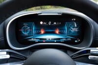 メーターフードはトップの部分が開いたユニークな造形。盤面のデザインはさまざまに変更可能で、写真は「トラックペース」と名づけられたサーキット向けのモード。