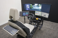 これが遠隔監視操作者の仕事場。ドライビングシミュレーターそのものだ。