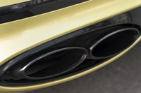 左右デュアルの4本出しテールフィニッシャーを採用。こちらもV8モデル専用のアイテムとなるが、エクステリア上において、W12モデルとV8モデルを簡単に識別できるポイントはさほど多くない。