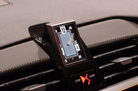 上級グレード「グランシック」のダッシュボードに配されるB.R.Mアナログクロック。エンジン始動とともに180度回転して文字盤が現れる。