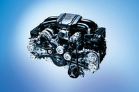 2.4リッターエンジンは、86mmというシリンダーのストロークは初代と同じながら、ボアを94mmに拡大。燃料供給にはこれまでと同じく、筒内直接噴射とポート噴射を組み合わせたトヨタの「D-4S」を採用している。