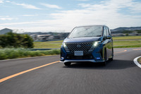 前輪を駆動するモーターは最高出力163PS、最大トルク315N・mを発生。これ自体はノーマルの「セレナ」と変わらないが、VCMのチューニングによってアクセル操作に対するレスポンスの鋭さやダッシュの力強さなどを強化している。