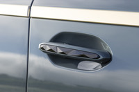 ドアハンドルにはダイヤモンドカットのような加工が施される。