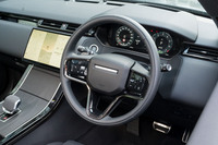 真円のステアリングホイールはリムの細さも手伝って正確な操舵が可能。これもノンレザーで仕立てられる。2025年モデルでは電動調整機能が全車標準装備になった。