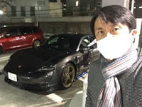 首都高4号線の上りにある代々木PAに到着。今回の試乗車で選択されていた「バルカノグレーメタリック」の外装色と「サテンオーラムペイント」仕上げの「21インチミッションEデザイン」ホイールというコンビネーションは、地味ハデである。