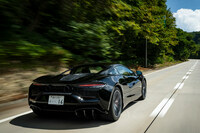 容量7.4kWhのリチウムイオンバッテリーを搭載することで、最大で33kmの電動走行を可能とする「アルトゥーラ」。いっぽう、複雑な電動システムを搭載しながらも車重は1498kgに抑えられており、軽快な走りを楽しむことができる。