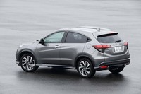 テスト車のボディーカラーは「ツーリング」のラインナップ追加と同時に設定された新色の「スーパープラチナグレーメタリック」。