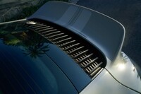 往年の「911カレラRS 2.7」を思わせるダックテールスポイラー。