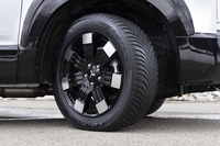 韓国発のクムホは1960年創業の老舗タイヤメーカー。1977年にはクムホタイヤジャパンを設立しており、現在は「ソルウス4S HA32」のほか、スポーツタイヤやエコタイヤ、スタッドレスタイヤまでフルラインで取りそろえている。