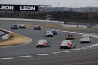 ヘアピンを立ち上がるスバルコンペティションカー軍団の後ろ姿。SUPER GTに参戦するGT300車両を先頭に、2台のニュルブルクリンク24時間参戦車、STIのコンプリートカーである「S209」、3台の全日本ラリー選手権参戦車、そしてCG ROBOT RACING TEAMからTOYOTA GAZOO Racing 86/BRZ Raceシリーズに参戦するCG ROBOT BRZの2台が続く。