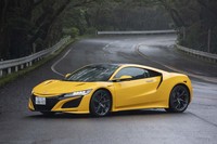 【ホンダNSXのスペック】
ボディーサイズ:全長×全幅×全高=4490×1940×1215mm/ホイールベース:2630mm/車重:1800kg/駆動方式:4WD/エンジン:3.5リッターV6 DOHC 24バルブ ターボ/モーター:交流同期電動機/トランスミッション:9段AT/エンジン最高出力:507PS(373kW)/6500-7500rpm/エンジン最大トルク:550N・m(56.1kgf・m)/2000-6000rpm/フロントモーター最高出力:37PS(27kW)/4000rpm(1基当たり)/フロントモーター最大トルク:73N・m(7.4kgf・m)/0-2000rpm(1基当たり)/リアモーター最高出力:48PS(35kW)/3000rpm/リアモーター最大トルク:148N・m(15.1kgf・m)/500-2000rpm/システム最高出力:581PS(427kW)/システム最大トルク:646N・m(65.9kgf・m)/タイヤ:(前)245/35ZR19 93Y (後)305/30ZR20 103Y/(コンチネンタル・スポーツコンタクト6)/燃費:10.6km/リッター(WLTCモード)/価格:2420万円
【取材時の燃費データ】
テスト距離:295.2km(市街地1:高速道路7:山岳路2)/使用燃料:38.8リッター(ハイオクガソリン)/参考燃費:7.6km/リッター(満タン法)/7.8km/リッター(車載燃費計計測値)