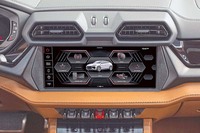 インフォテインメントディスプレイは12.3インチサイズに拡大。グラフィックも変更されている。