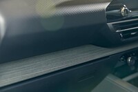 実際に新規開発された「C5 X」のシボ(センタースクリーンの左上が見やすい)。ダブルシェブロンをモチーフにした細かな幾何学模様が確認できる。