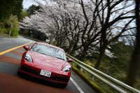 ワインディングロードを行く「718ケイマンGTS 4.0」。池沢先生は「セッティングがビシッと決まったレーシングマシンのようだ」と、その走りを評価した。