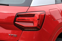 リアコンビランプも多角形がモチーフ。ウインカーの光線が車体外側に流れるように見える「ダイナミックターンインディケーター」が備わる。