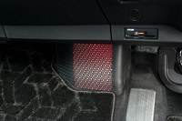 ドアパネルや足元に備わった「ANDON(あんどん)」のイルミネーションカラーは赤に変更されている。