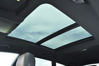 UVカット機能を有する電動サンシェード付きパノラマスライディングルーフは、「ラグジュアリーパッケージ」(29万7000円)に含まれるオプション。