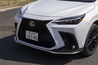 「NX350」はスポーティーグレードの位置づけとなっており、トリムは“Fスポーツ”のみの設定。フロントまわりではメッシュタイプのグリルとバンパー下部のシルバー加飾が特徴だ。