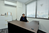後編では、華創日本(神奈川県厚木市)の様子を中心に紹介したい。ここは同社の最上階にある水野氏のデスク。日本と台湾を頻繁に行き来しており、「座っている暇がない」そうだ。